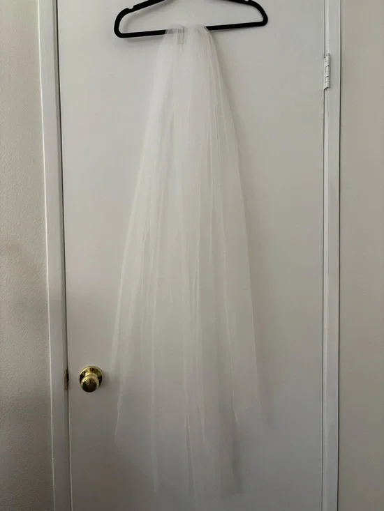 Light ivory waltz length veil - Picture 3 of 5